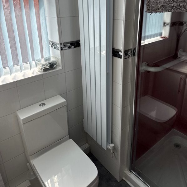 Close-coupled WC and shower fitted in a compact shower room
